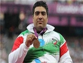 علی محمدیاری مدال طلای خود را به آیت‌الله آملی لاریجانی اهدا کرد