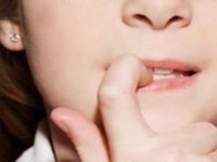 کودکانی که ناخن‌ خود را می خورند، بیشتر زگیل می زنند