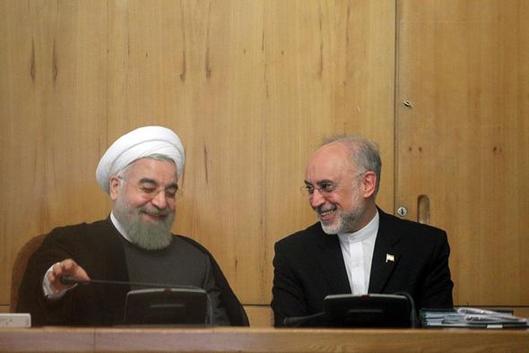 لطیفه‌سازی با موضوع «بابک زنجانی»/ مقایسه احمدی‌نژاد با پیامبر(ص) در کانال‌های منتسب به وی/ سخنان ضد و نقیض روحانی و صالحی