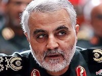 بوسه سردار سلیمانی بر پیشانی شهید مدافع حرم + عکس