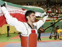 فرزاد عبدالهی قهرمان تکواندو مدال جهانی خود را به خانواده شهید سرانجام اهدا کرد + عکس