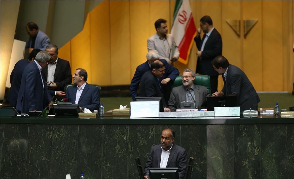 دفاع از «روحانی» به سبک لاریجانی/ همیشه پای احمدی‌نژاد در میان است/وقتی مطهری فارسی را پاس داشت