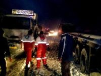 نیروهای هلال احمر میانه به ۱۲۰ مسافر در راه مانده امدادرسانی کردند/  چراغ مهربانی داوطلبان میانه در یلدا