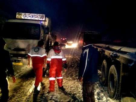 نیروهای هلال احمر میانه به ۱۲۰ مسافر در راه مانده امدادرسانی کردند/  چراغ مهربانی داوطلبان میانه در یلدا