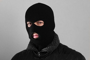 آیا فرد نقاب‌دار در میانه دستگیرشده است؟