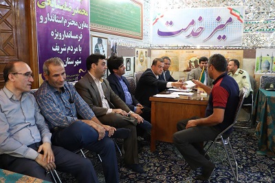 همزمان با هفته دولت، میز خدمت دستگاههای اداری در مسجد جامع میانه دایر شد