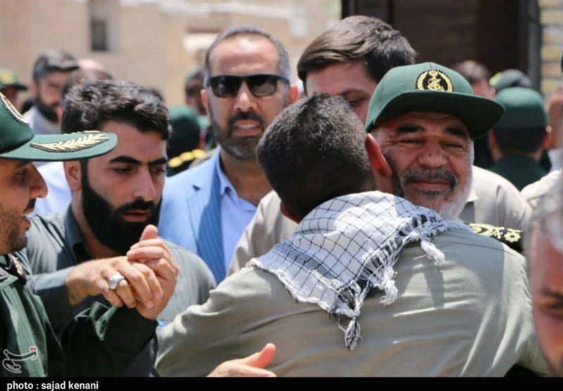 اشک‌های سرلشکر سلامی در دیدار با خانواده جانباختگان زلزله ورنکش میانه/ درد‌و‌دل پدر و برادر زهرا با فرمانده کل سپاه + فیلم